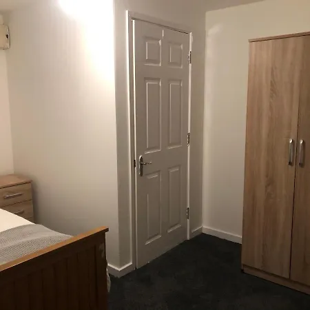 1 Bedroom Flat Oakfield Road Apartment *